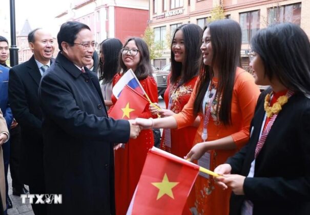 C&aacute;n bộ, nh&acirc;n vi&ecirc;n Đại sứ qu&aacute;n v&agrave; cộng đồng người Việt Nam tại Li&ecirc;n bang Nga đ&oacute;n Thủ tướng Phạm Minh Ch&iacute;nh.