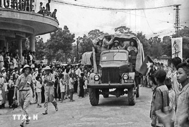 8 min 13 625x420 - Nhìn lại cảnh Đoàn quân chiến thắng tiến vào Thủ đô trong sáng 10/10/1954