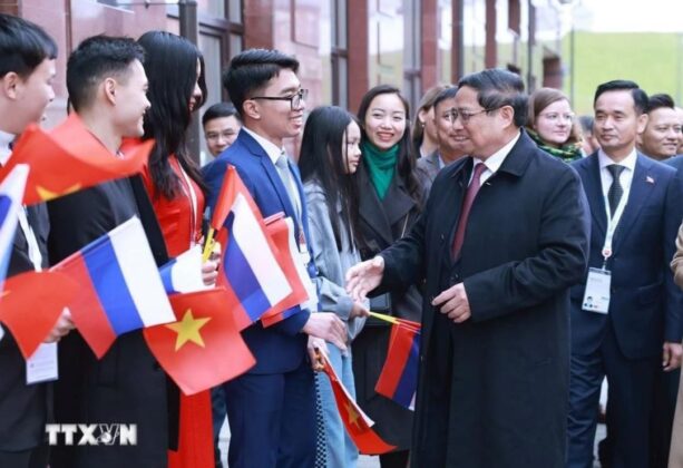 C&aacute;n bộ, nh&acirc;n vi&ecirc;n Đại sứ qu&aacute;n v&agrave; cộng đồng người Việt Nam tại Li&ecirc;n bang Nga đ&oacute;n Thủ tướng Phạm Minh Ch&iacute;nh.