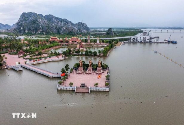 Quảng trường Chiến thắng nh&ocirc; ra ph&iacute;a bờ s&ocirc;ng Bạch Đằng với b&atilde;i cọc xung quanh sẽ hiện l&ecirc;n khi thủy triều hạ. (Ảnh: Ho&agrave;ng Hiếu/TTXVN)
