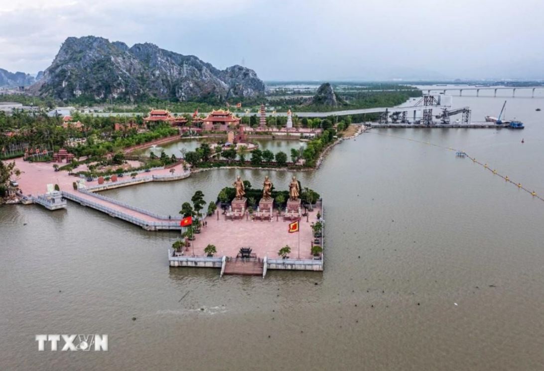 Quảng trường Chiến thắng nhô ra phía bờ sông Bạch Đằng với bãi cọc xung quanh sẽ hiện lên khi thủy triều hạ. (Ảnh: Hoàng Hiếu/TTXVN)