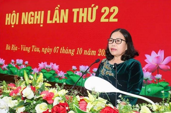 Phó Bí thư Thường trực Tỉnh ủy Bà Rịa-Vũng Tàu Nguyễn Thị Yến báo cáo tình hình kinh tế - xã hội của tỉnh 9 tháng đầu năm 2024 tại hội nghị.