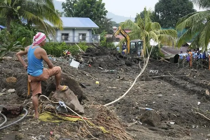 Lực lượng cứu hộ tìm kiếm các thi thể sau khi một trận lở đất do bão Trami gây ra ở Talisay, tỉnh Batangas, Philippines, ngày 26-10. 