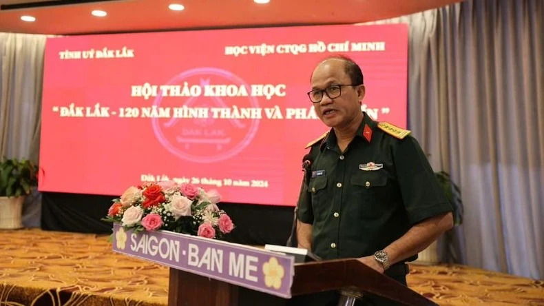 Các đại biểu tham luận tại hội thảo.