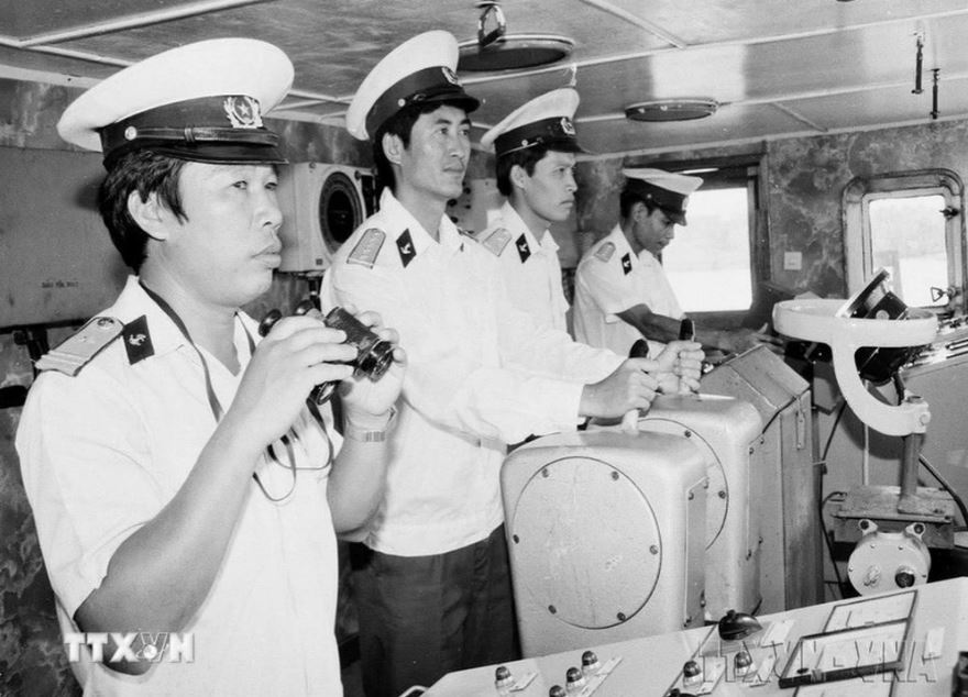 Cuối năm 1987 đầu năm 1988, cán bộ, chiến sỹ trên các tàu vận tải hải quân đã vượt qua mọi hiểm nguy, sóng gió; khảo sát, thăm dò, vận tải và chốt giữ đảo, cùng các lực lượng trong Quân chủng tăng cường sức mạnh phòng thủ trên các đảo chìm và đảo nổi của quần đảo Trường Sa. Trong ảnh: Kíp chỉ huy tàu Trường Sa 02 vừa hoàn thành xuất sắc nhiệm vụ bảo vệ khu đảo đá ngầm thuộc khu dầu khí DKI Vũng Tàu.