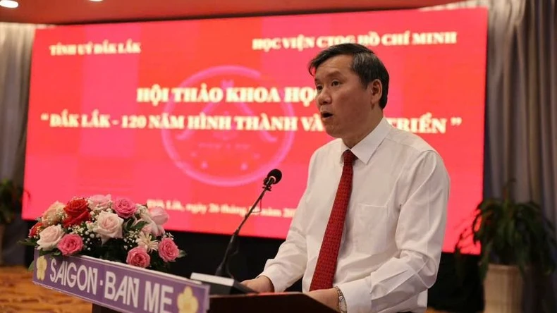 Giáo sư, Tiến sĩ Lê Văn Lợi, Phó Giám đốc Học viện Chính trị quốc gia Hồ Chí Minh báo cáo đề dẫn hội thảo.