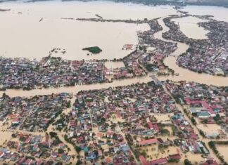 Hơn 32.000 nhà dân ở Quảng Bình bị ngập sâu trong lũ, 4 người chết