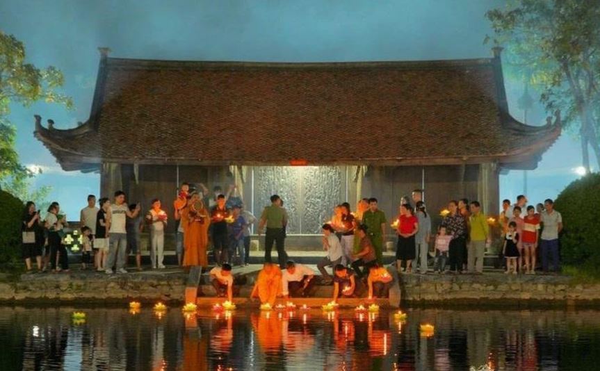 Thả hoa đăng trong Lễ hội chùa Keo mùa Thu ở Thái Bình. 