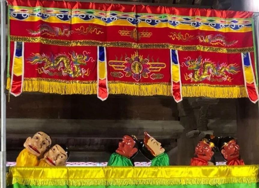 Biểu diễn múa rối cạn chầu Thánh, một hoạt động văn hóa riêng có trong Lễ hội chùa Keo mùa Thu. 