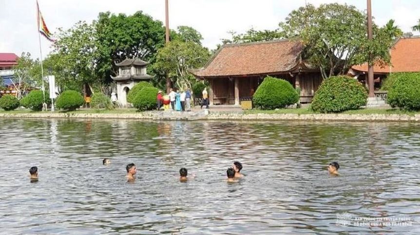 Thi bắt vịt trên hồ trong Lễ hội chùa Keo mùa Thu. 