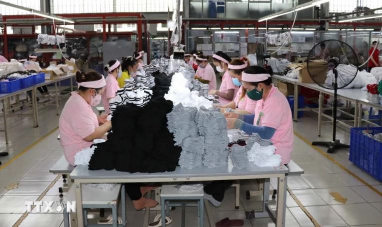 Kiểm tra sản phẩm trước khi đóng gói tại nhà máy Sung Hwa Vina tại Khu công nghiệp Hòa Bình (Long An). 
