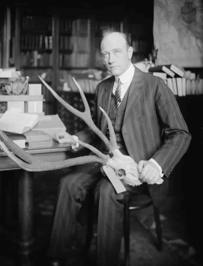 Nhà nghiên cứu động vật học Roy Chapman Andrews.