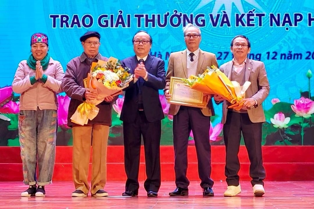 Nha van Ma Van Khang 2 min - Ma Văn Kháng: Đời sống trao tặng bạn đọc, trao tặng con người - Tác giả: Nhà văn Phùng Văn Khai