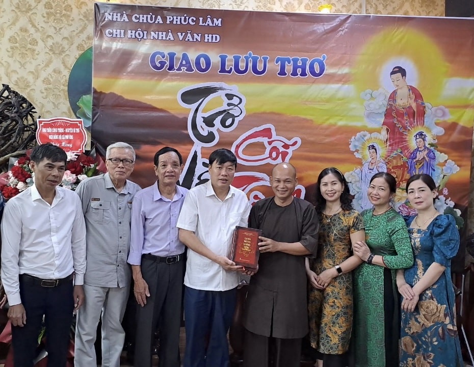 Nhà văn Phùng Văn Khai tặng sách chùa Phúc Lâm - Ân Thi - Hưng Yên