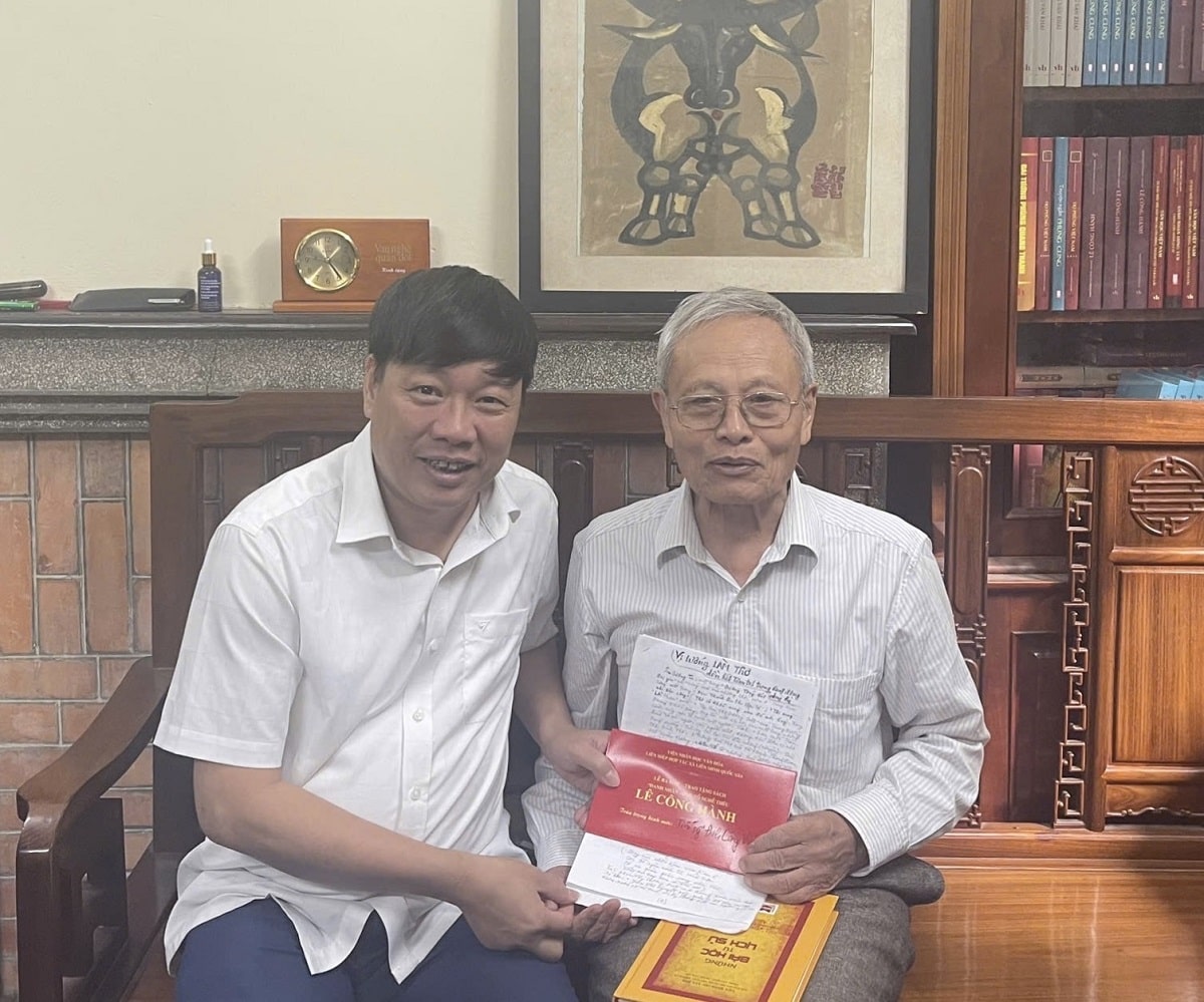 Nhà văn Phùng Văn Khai (bìa trái) và Tiến sĩ Đinh Công Vỹ