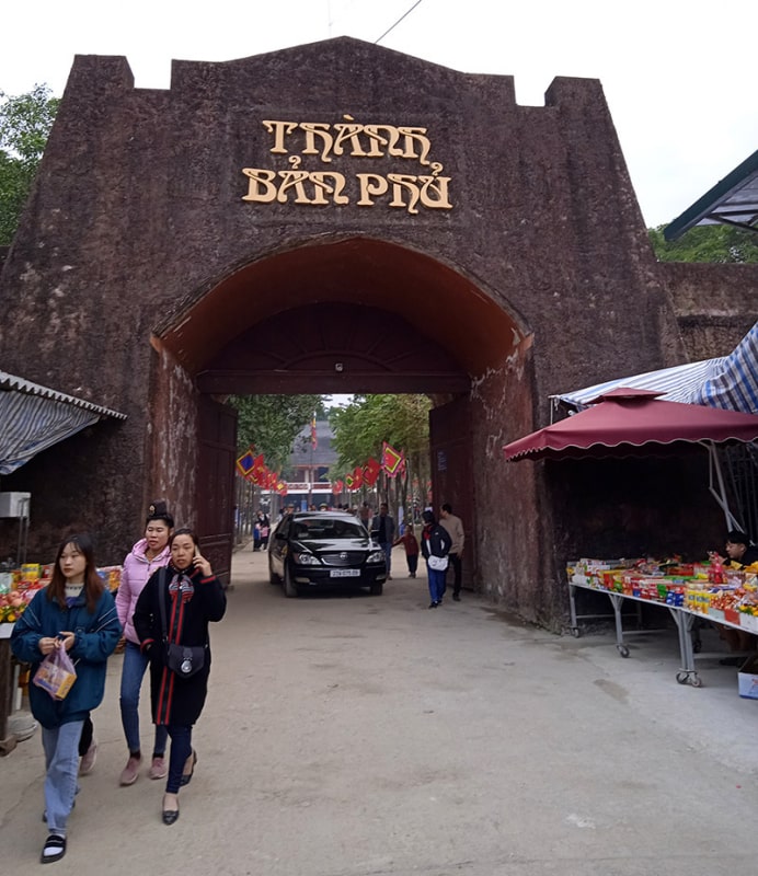 Phụ nữ dân tộc Thái tỉnh Điện Biên biểu diễn cồng chiêng tại Lễ hội Thành Bản Phủ.