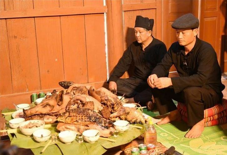 Thầy cúng thực hiện các nghi thức cúng tại phần lễ.