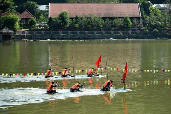 Các đội tranh tài ở phần thi đua mảng.