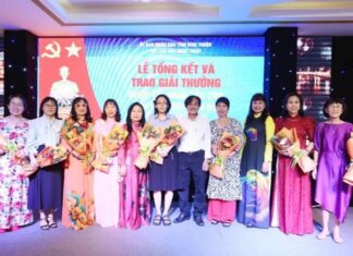 Tiếng thơ kết nối biển đảo với núi rừng Tổ quốc – Tác giả: Nhà thơ Phan Hoàng Tiếng thơ kết nối biển đảo với núi rừng Tổ quốc - Tác giả: Nhà thơ Phan Hoàng