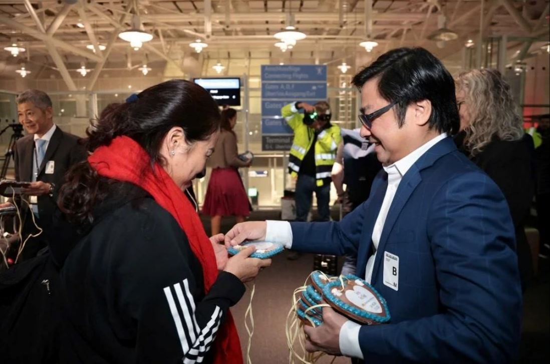 Vietnam Airlines tặng quà lưu niệm cho hành khách trên đường bay thẳng Việt Nam đến Munich. (Ảnh: PV/Vietnam+)