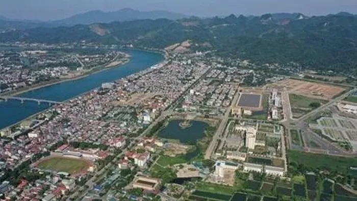 Hòa Bình là cầu nối giữa vùng Tây Bắc với Thủ đô Hà Nội và các tỉnh đồng bằng Bắc Bộ. Hình ảnh một góc Hòa Bình nhìn từ trên cao. 