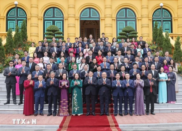 Chủ tịch nước Lương Cường, Ph&oacute; Chủ tịch nước V&otilde; Thị &Aacute;nh Xu&acirc;n với l&atilde;nh đạo, c&aacute;n bộ, nh&acirc;n vi&ecirc;n Văn ph&ograve;ng Chủ tịch nước.