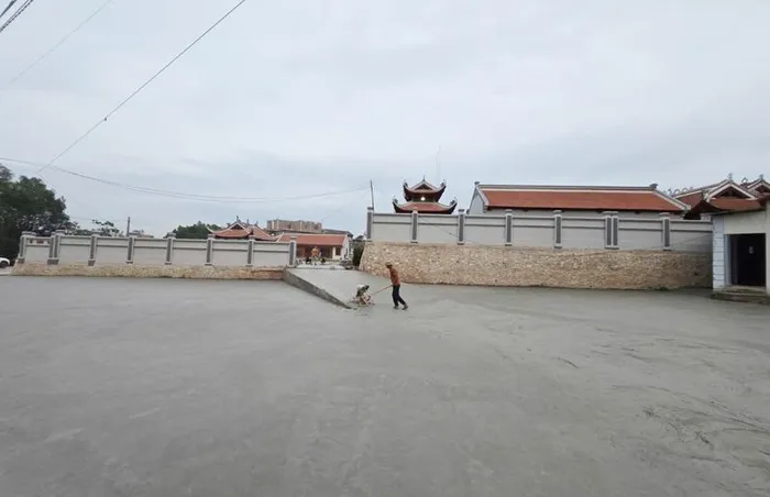 Phía lối ra của đền đã được hoàn thiện thảm bê tông khang trang, sạch sẽ.