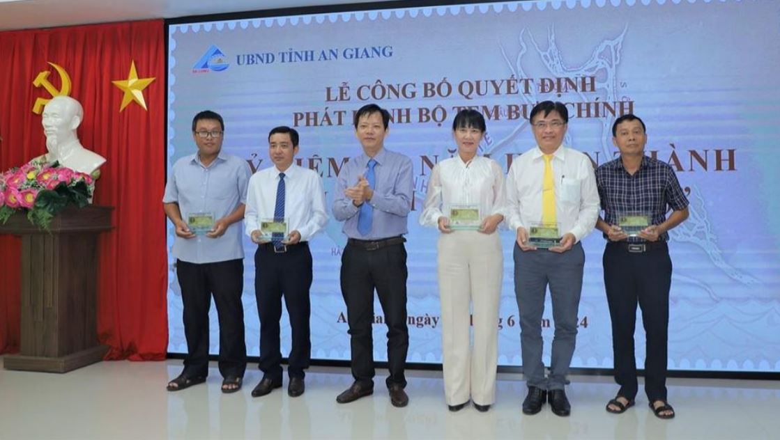 Lễ công bố Quyết định của Bộ Thông tin và Truyền thông phát hành bộ tem bưu chính “Kỷ niệm 200 năm hoàn thành kênh Vĩnh Tế (1824 - 2024)”
