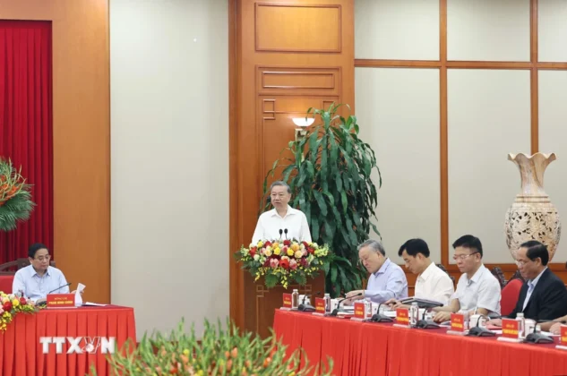 Tổng B&iacute; thư T&ocirc; L&acirc;m ph&aacute;t biểu chỉ đạo tại buổi l&agrave;m việc với Tiểu ban Kinh tế-X&atilde; hội Đại hội XIV của Đảng.
