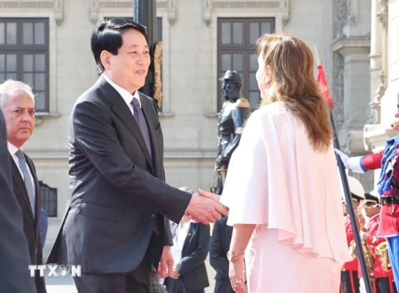 Tổng thống Peru Dina Ercilia Boluarte Zegarra đ&oacute;n ch&iacute;nh thức Chủ tịch nước Lương Cường.