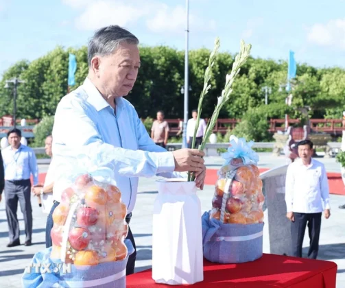 Tổng B&iacute; thư T&ocirc; L&acirc;m d&acirc;ng hoa tại tượng Mẹ, Đền thờ Quốc tổ Lạc Long Qu&acirc;n.