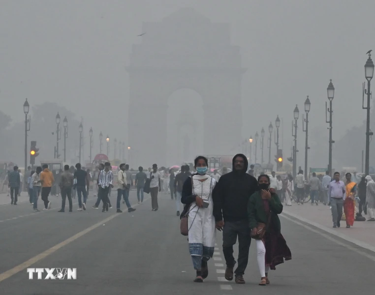 Người dân đeo khẩu trang chống ô nhiễm không khí tại New Delhi, Ấn Độ.