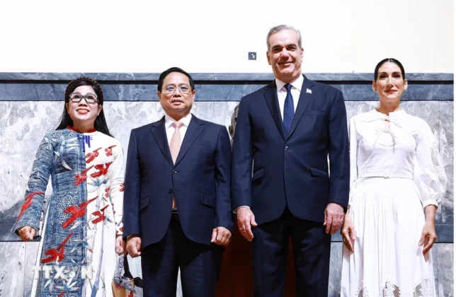 Tổng thống Dominicana Luis Abinader Corona v&agrave; Phu nh&acirc;n đ&oacute;n Thủ tướng Phạm Minh Ch&iacute;nh v&agrave; Phu nh&acirc;n.