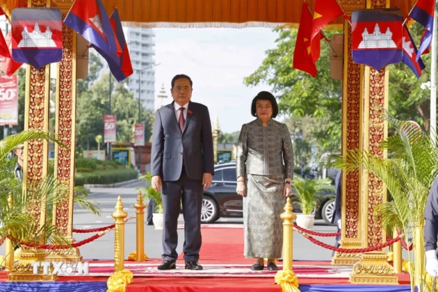 Chủ tịch Quốc hội Trần Thanh Mẫn v&agrave; Chủ tịch Quốc hội Campuchia Samdech Khuon Sudary tr&ecirc;n bục danh dự, thực hiện nghi lễ ch&agrave;o cờ.