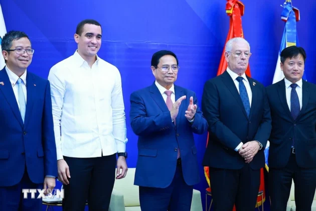 Thủ tướng Phạm Minh Ch&iacute;nh với l&atilde;nh đạo Học viện Ngoại giao Dominicana.