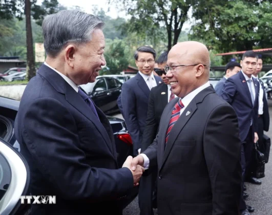 L&atilde;nh đạo trường Đại học Quốc gia Malaya đ&oacute;n Tổng B&iacute; thư T&ocirc; L&acirc;m.