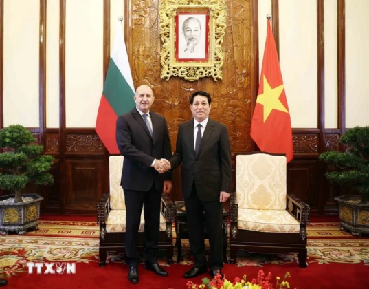 Chủ tịch nước Lương Cường v&agrave; Tổng thống Bulgaria Rumen Radev chụp ảnh chung.