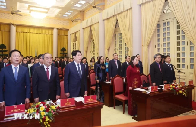 Đồng ch&iacute; Lương Cường, Ủy vi&ecirc;n Bộ Ch&iacute;nh trị, Chủ tịch nước, v&agrave; c&aacute;c đại biểu thực hiện nghi thức ch&agrave;o cờ.