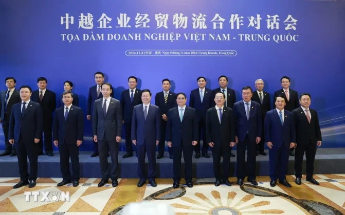 Thủ tướng Phạm Minh Ch&iacute;nh với đại biểu hai nước dự Tọa đ&agrave;m doanh nghiệp Việt Nam-Trung Quốc.