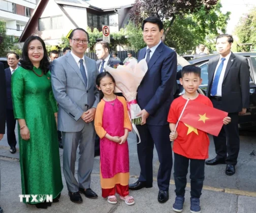 Đại sứ Nguyễn Việt Cường v&agrave; thiếu nhi Việt Nam tại Chile đ&oacute;n Chủ tịch nước Lương Cường.