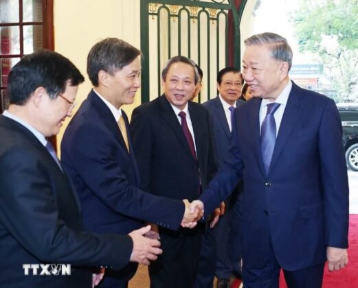 Tổng B&iacute; thư T&ocirc; L&acirc;m với c&aacute;c đại biểu.