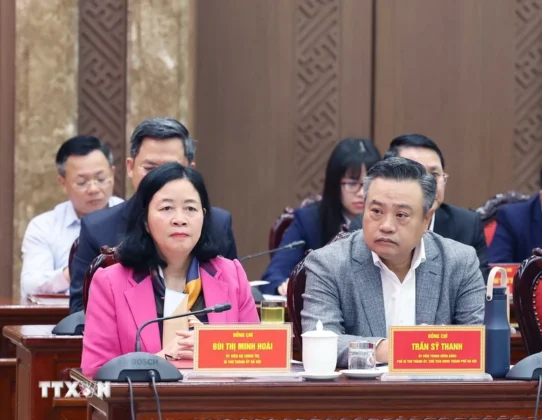 L&atilde;nh đạo Th&agrave;nh ủy H&agrave; Nội tại buổi l&agrave;m việc.