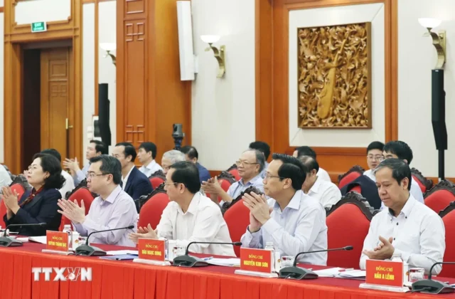 Th&agrave;nh vi&ecirc;n Tiểu ban Kinh tế-X&atilde; hội Đại hội XIV của Đảng tham dự buổi l&agrave;m việc.