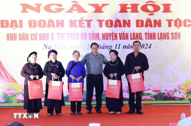 Thủ tướng Phạm Minh Ch&iacute;nh tặng qu&agrave; cho c&aacute;c gia đ&igrave;nh ch&iacute;nh s&aacute;ch thị trấn Na Sầm.
