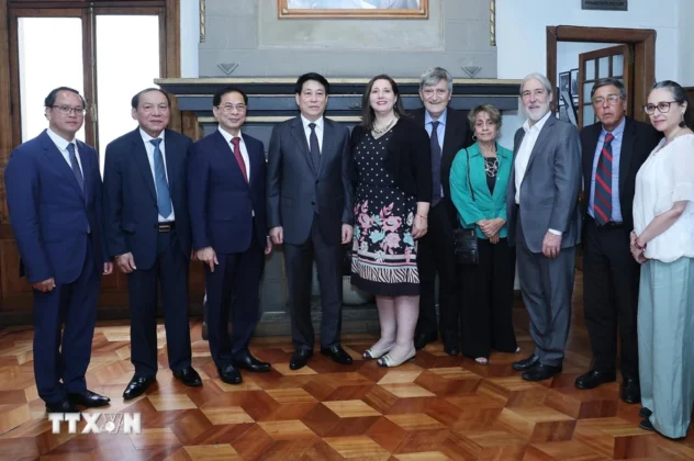 Chủ tịch nước Lương Cường v&agrave; c&aacute;c đại biểu tại trụ sở Đảng X&atilde; hội Chile.