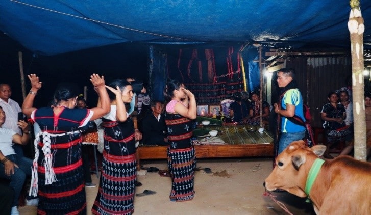 Múa nghi lễ trong lễ têng ping (Ảnh 4): cắt từ video clip của Nguyễn Đăng Hựu, đêm 3/10/2020).