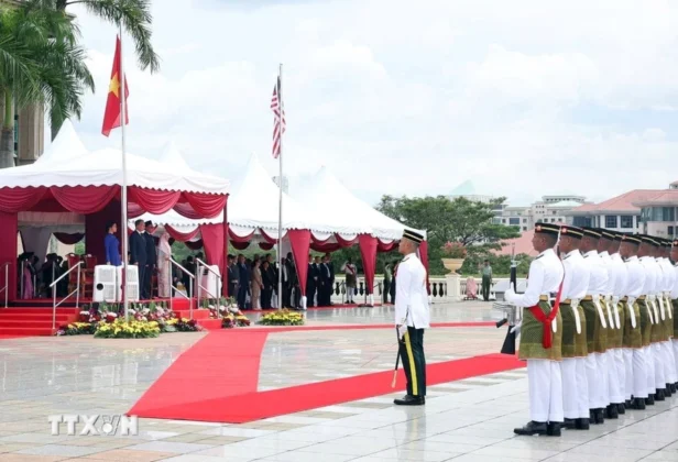 Lễ đ&oacute;n Tổng B&iacute; thư T&ocirc; L&acirc;m v&agrave; Phu nh&acirc;n được tổ chức trọng thể tại Phủ Thủ tướng ở trung t&acirc;m h&agrave;nh ch&iacute;nh Putrajaya, Malaysia.