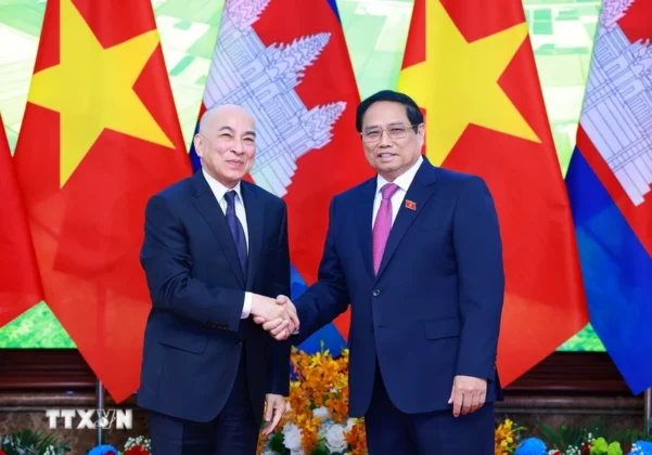 Thủ tướng Phạm Minh Ch&iacute;nh tiếp kiến Quốc vương Campuchia Norodom Sihamoni. (Ảnh: Dương Giang/TTXVN)