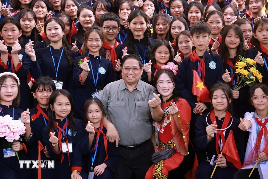 Thủ tướng Phạm Minh Chính dự Ngày hội Đại đoàn kết toàn dân tộc tại Lạng SơnThủ tướng Phạm Minh Chính với đồng bào các dân tộc tỉnh Lạng Sơn. Thủ tướng Phạm Minh Chính dự Ngày hội Đại đoàn kết toàn dân tộc tại Lạng Sơn