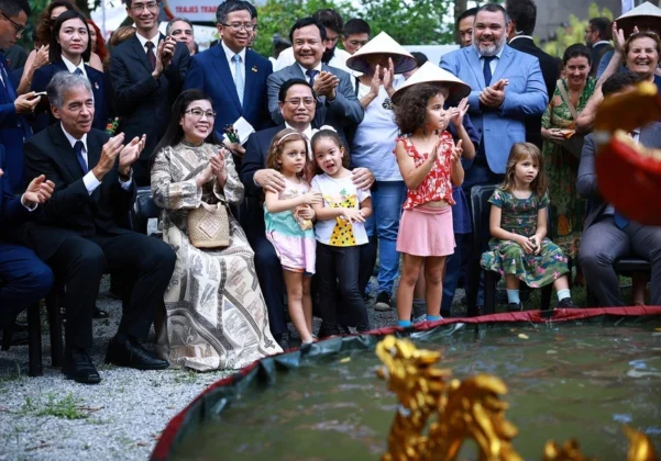 Thủ tướng Phạm Minh Ch&iacute;nh v&agrave; Phu nh&acirc;n c&ugrave;ng c&aacute;c đại biểu xem biểu diễn nghệ thuật m&uacute;a rối nước Việt Nam.